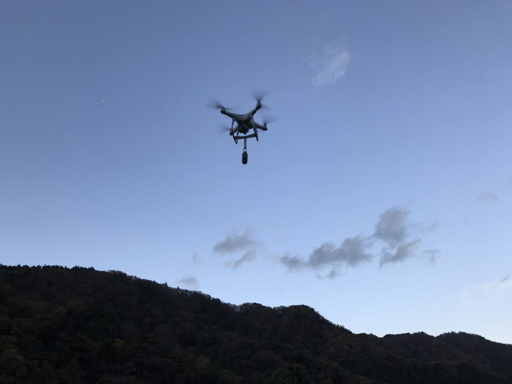 360度カメラを搭載して飛行中のドローン